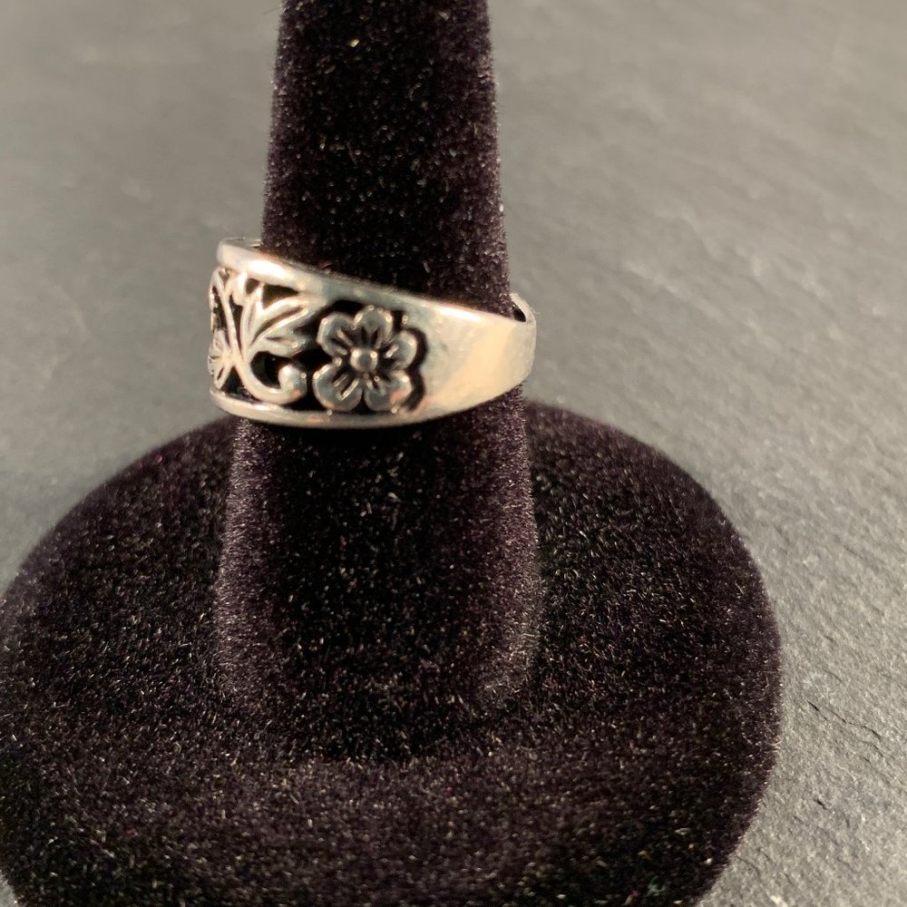 .925 Sterling Women's size 4 Floral Motif Ring - Picture 6 of 7